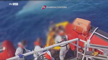 Naufragio Lampedusa, le immagini del salvataggio