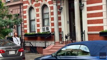 Anne Hathaway cade dalle scale durante le riprese