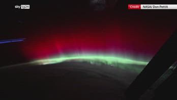 Rara aurora rossa ripresa dallo spazio da astronauta Pettit