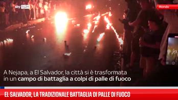 El Salvador, la tradizionale battaglia di palle di fuoco