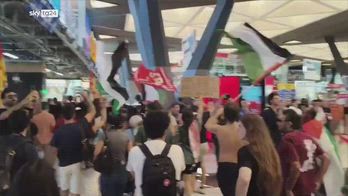 Sciopero Gaza, manifestanti occupano binari stazione Napoli