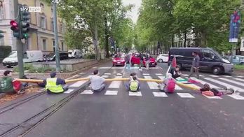 Sciopero per Gaza a Torino, azione di Ultima Generazione