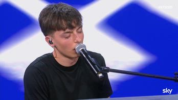 X Factor Alessandro strega Lauro con una cover di Cocciante
