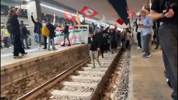 Manifestanti Pro Pal occupano i binari della stazione di Napoli