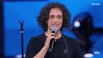 X Factor, Luciano ascolta Gabbani e torna senza chitarra