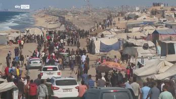 Gaza, il lungo cammino degli sfollati verso case distrutte