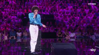 X Factor, Pietro svela un suo nuovo lato cantando Bennato