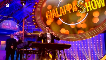 Gialappa Show 2025: Carlo Amleto Ã¨... il pianista polpo!