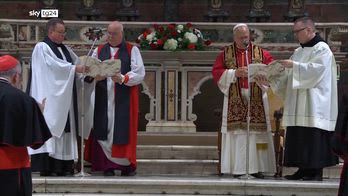 Capella Sistina, la preghiera di Papa Leone XIV, Re Carlo e Camilla