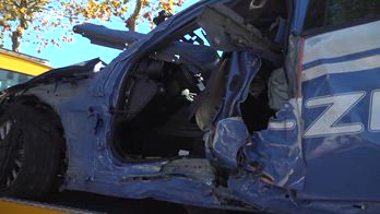Suv travolge poliziotto nel napoletano, si cerca conducente