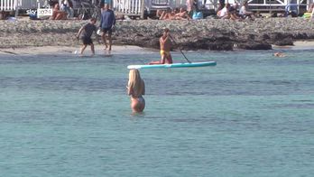A Mondello sembra estate, spiaggia piena e gente in acqua