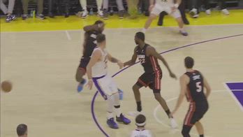 NBA, il passaggio di Doncic centra...l'avversario in faccia