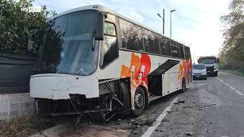 Incidente nel Torinese, scontro scuolabus e auto, morto conducente