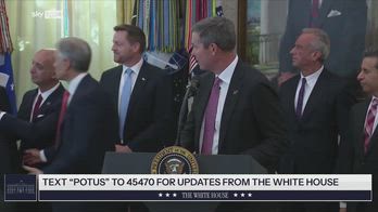 Casa Bianca, Gordon Findlay sviene nello Studio Ovale Trump