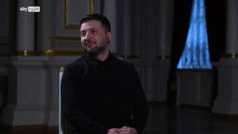 Zelensky al buio durante intervista, blackout dopo gli attacchi russi