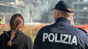 Fiamme in edificio occupato a Roma, ferito un uomo che si è lanciato nel vuoto  per salvarsi