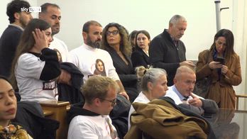 Omicidio Ilaria Sula, Mark Samson in aula non alza lo sguardo