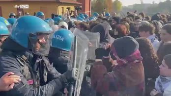 Bologna, corteo dei collettivi: scontri con la polizia