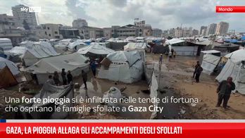 Gaza, la pioggia allaga gli accampamenti degli sfollati
