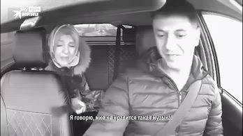 Russia, a Samara donna minaccia con machete tassista perché non le piace la musica