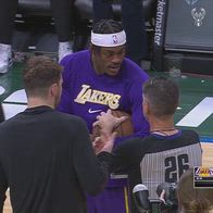 NBA, Antetokounmpo regala la palla al rookie dei Lakers