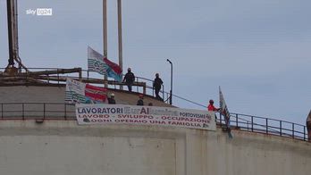 Protesta Eurallumina: operai salgono su silo a 40 metri
