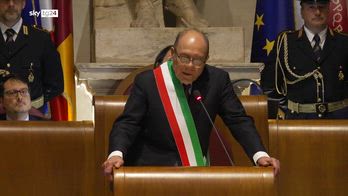 Verdone sindaco, giorno del compleanno con fascia tricolore