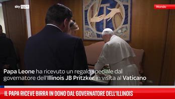 Papa Leone riceve in dono birra di Chicago dal governatore dell’Illinois