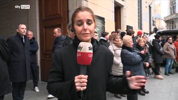 Ornella Vanoni, il feretro lascia la camera ardente tra gli applausi