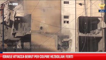 I servizi di emergenza intervengono sulla scena dell'attacco israeliano a Beirut