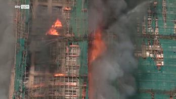 Brucia complesso residenziale a Hong Kong, decine i morti e centinaia i dispersi