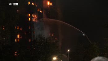 Incendio Hong Kong, tre uomini arrestati per omicidio colposo