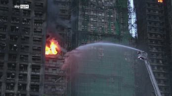 Incendio grattacieli di Hong Kong, i soccorritori al lavoro