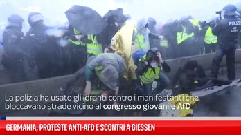 Germania, polizia spara acqua contro manifestanti dell’AfD