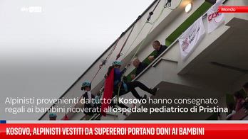Alpinisti del Kosovo vestiti da supereroi in ospedale