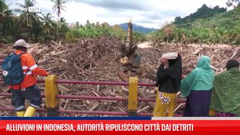 Indonesia, la pulizia dei detriti dopo le alluvioni