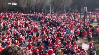 Torino, in 40 mila al raduno solidale dei babbi Natale