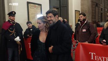 Prima della Scala, l'arrivo di Anna Ferzetti e Pierfrancesco Favino