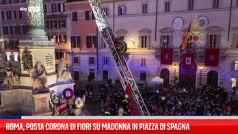 Da vigili del fuoco fiori in braccio alla Madonna di Piazza di Spagna