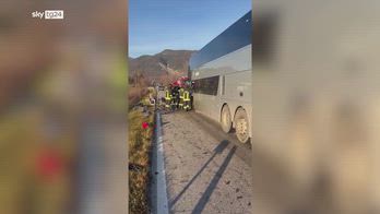 Maniago, incidente tra bus studenti e auto: 1 morto e ferit
