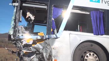 Frontale auto - pulmann a Maniago, un morto e otto feriti