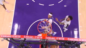 NBA, LeBron James: schiacciata pazzesca in faccia a Kornet