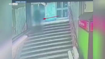 Milano, 15enne aggredito e rapinato alla metro Bisceglie