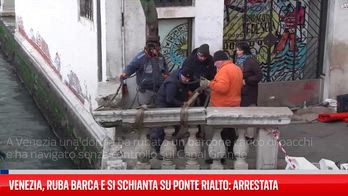 Si schianta contro Ponte di Rialto, distrutta antica balaustra