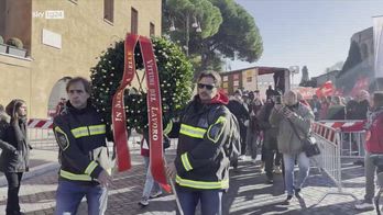 Sciopero a Roma, corona di fiori sotto la Torre dei Conti