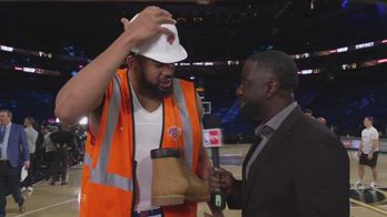 NBA, KAT celebra la finale di NBA Cup vestendosi da operaio