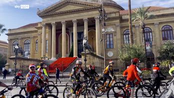 Palermo, tra mare e monumenti la pedalata dei Babbi Natale