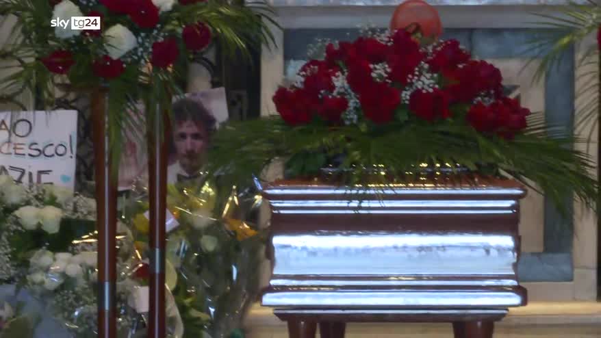 L'addio a Francesco Nuti, parenti e amici salutano l'attore