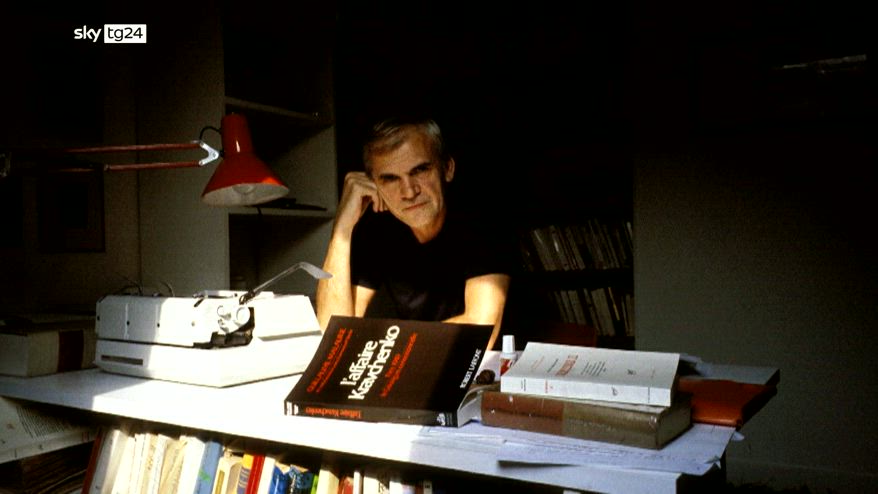 Addio Milan Kundera, lo scrittore morto a Parigi a 94 anni