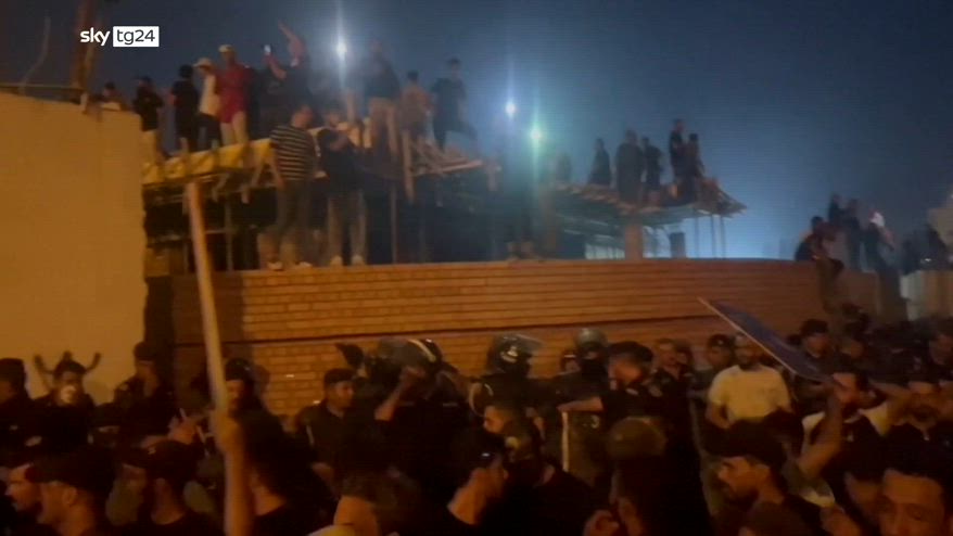 Baghdad, centinaia di manifestanti assaltano l'ambasciata svedese